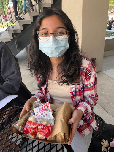 Girl eating fre lunch