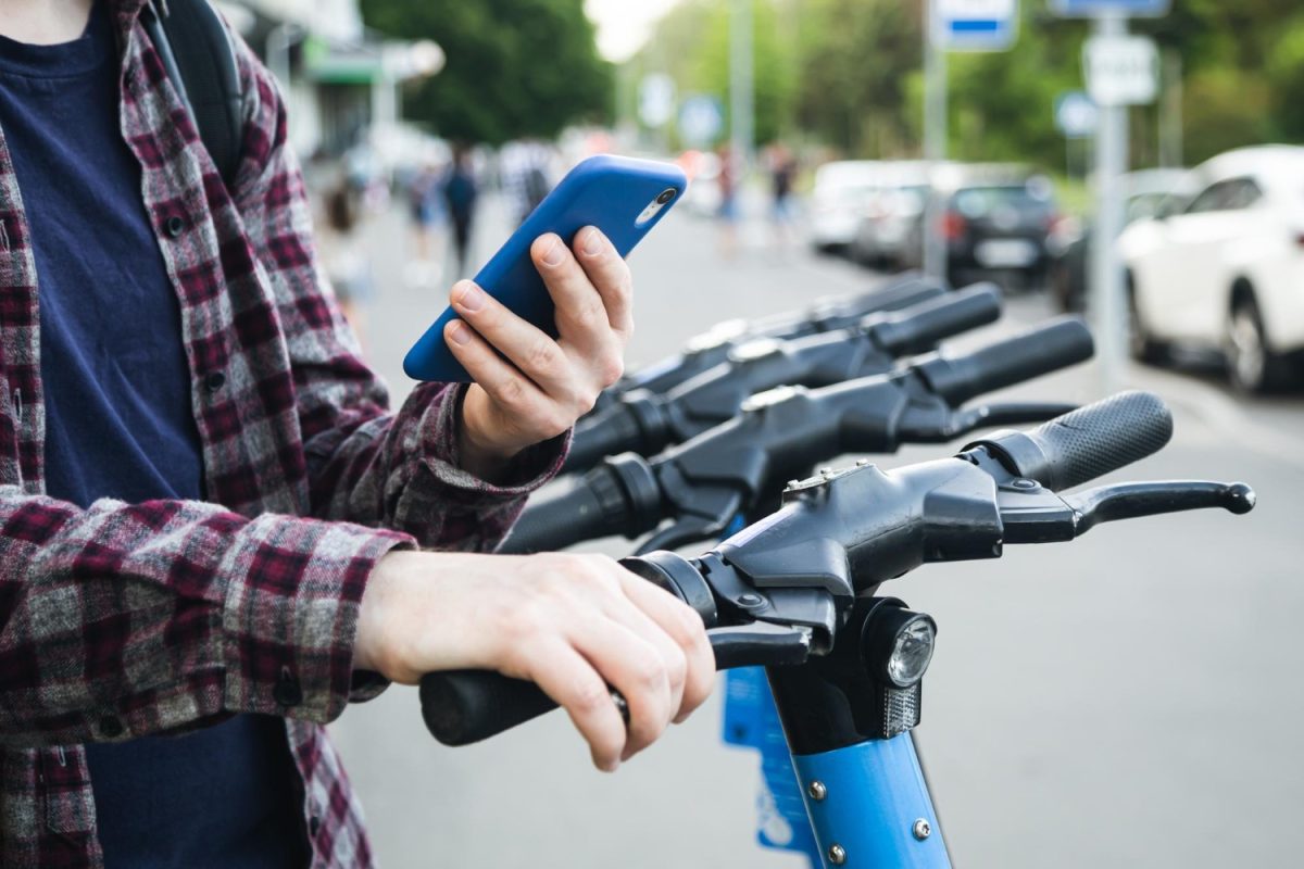 Electric bikes are growing in popularity among all ages, however, using one comes with risks, many health professionals warn. (Photo credit: Freepik.com)
