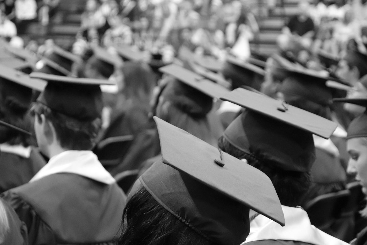 The range of options available for high school students to graduate early include enrollment in high school and college at the same time (dual enrollment) and passage of GED/HiSET exams. (Image by McElsppeth/Pixabay)
